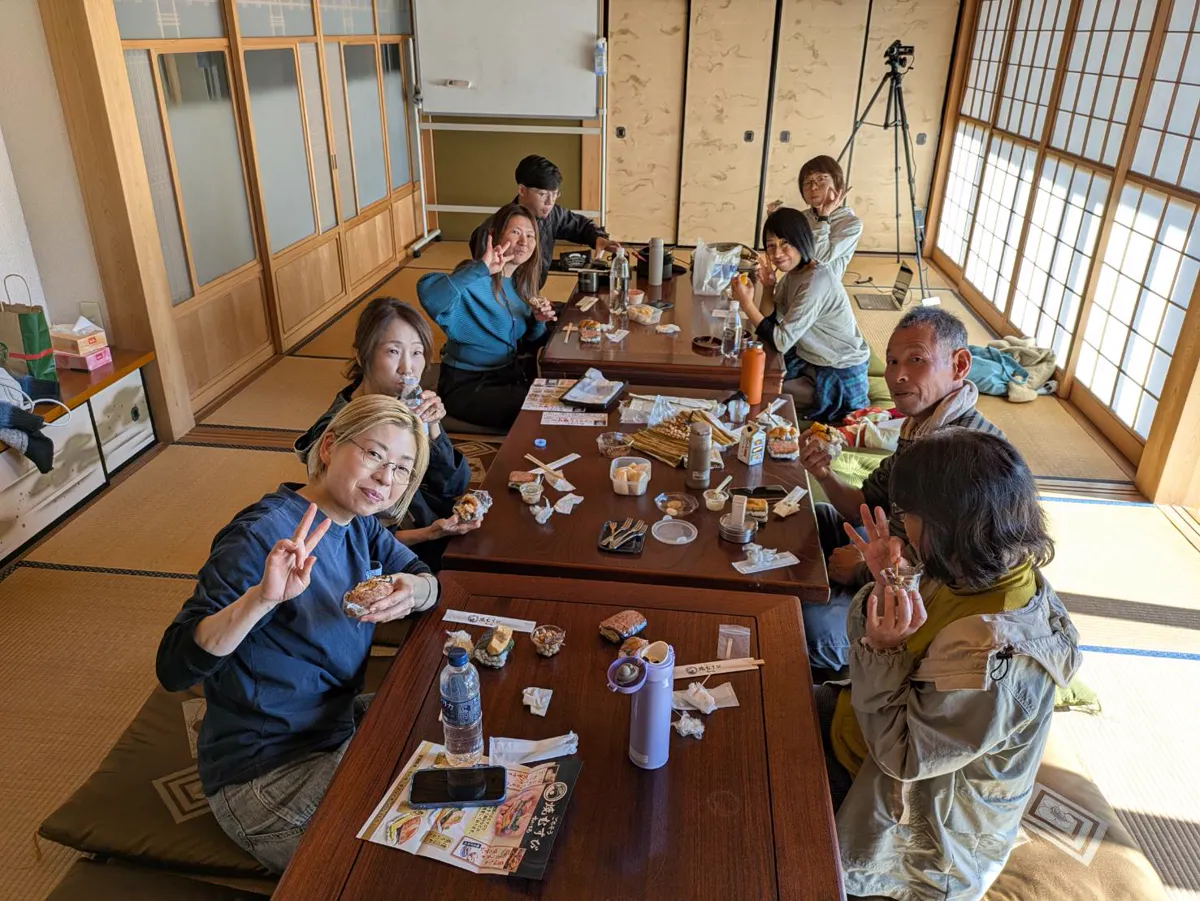 古民家で食卓を囲むメンバー