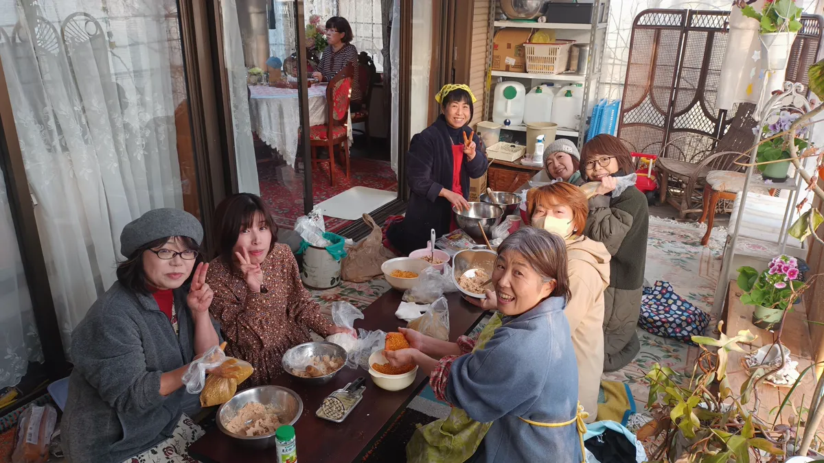 食卓を囲むメンバー
