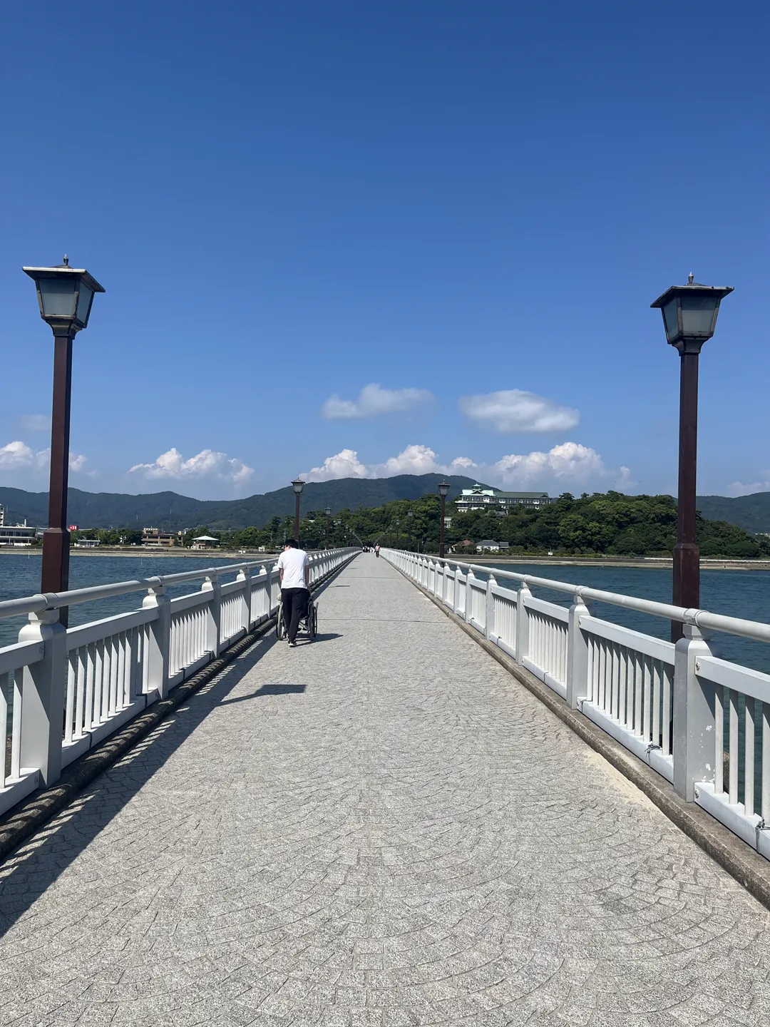 海の上の橋を歩いて渡る