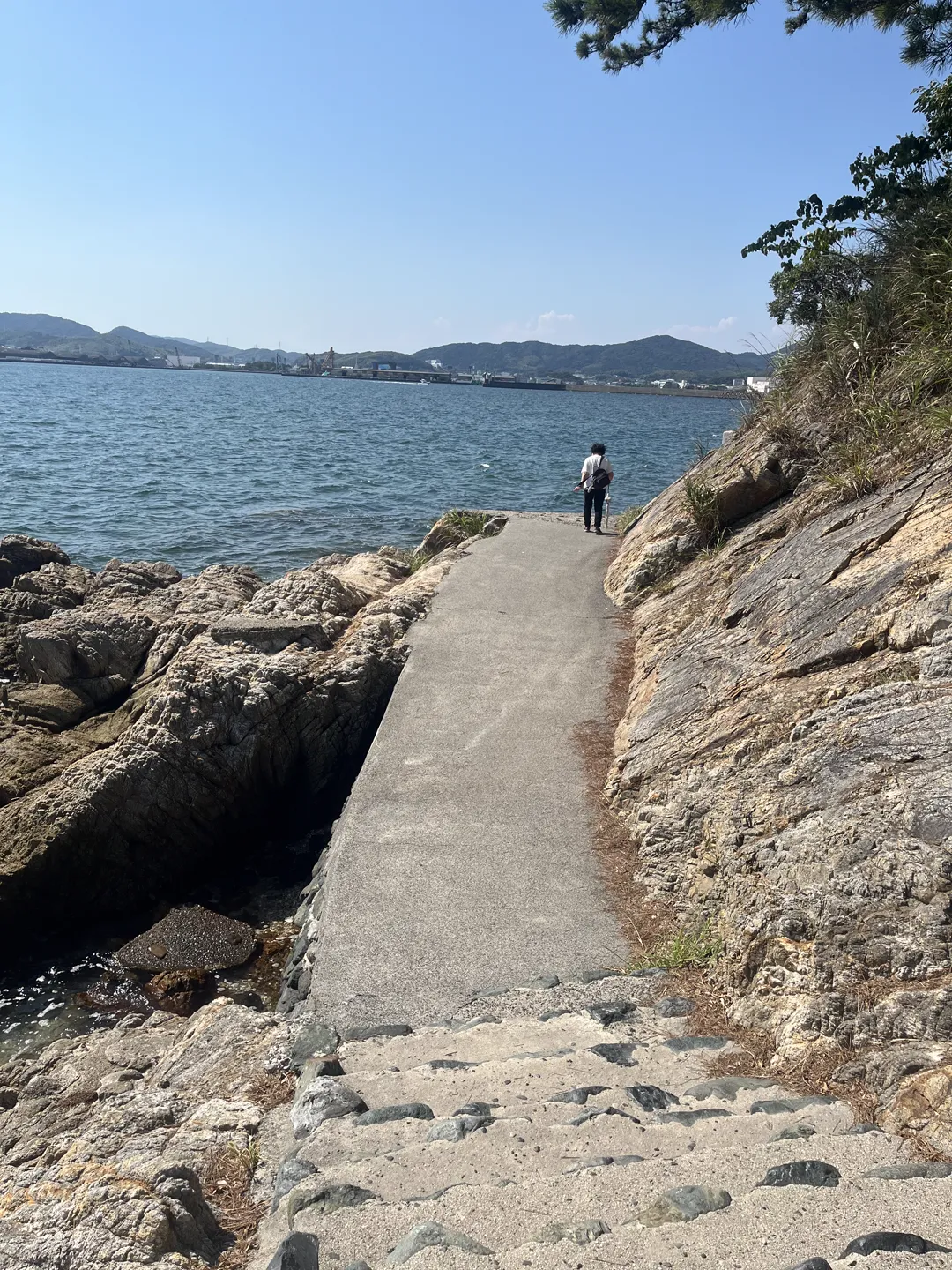 島の岩場の小道を歩く