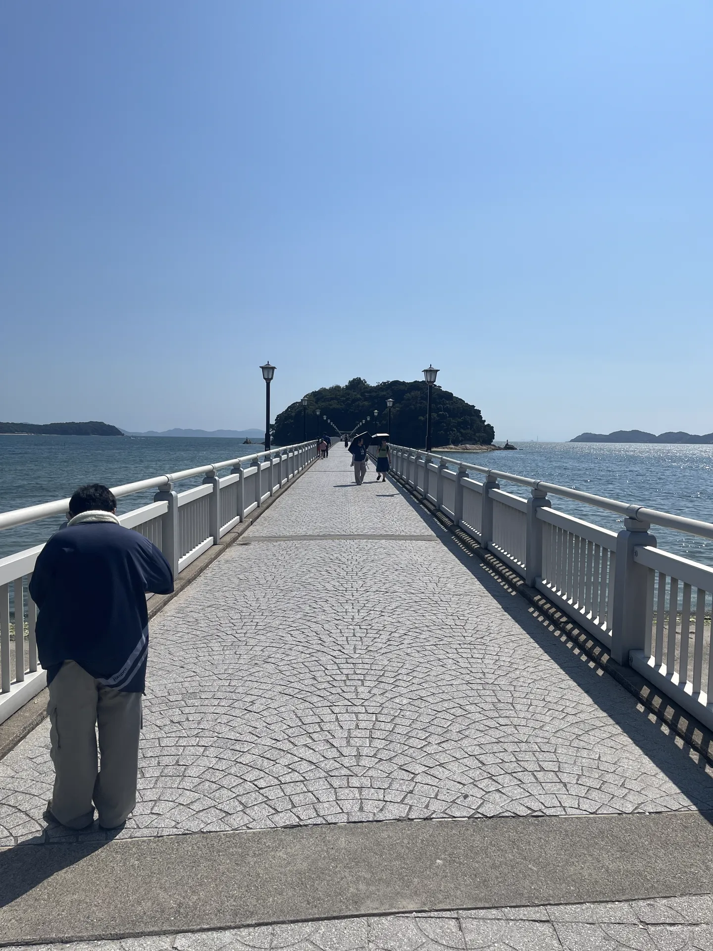 海の上の橋を渡って島へ向かう