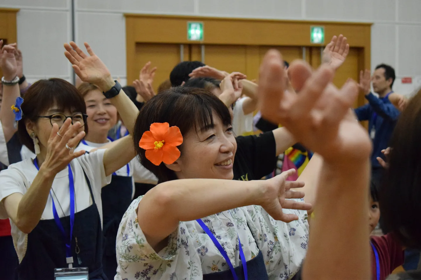 花を髪に挿して踊るカチャーシー