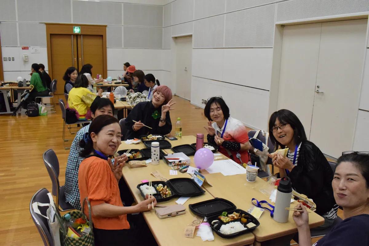 お弁当を食べながら交流する参加者